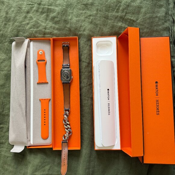 APPLE WATCH HERMÈS SERIES 8 Noir Swift Leather Gourmette Metal Double Tour - Picture 2 of 16